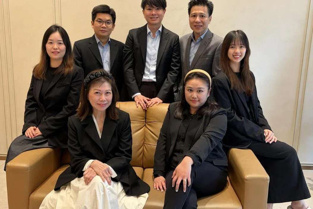 图为集团管理团队合照，坐者左起为Allinton企业发展经理张燕华、Allinton总裁黄翠玉、Allinton业务发展经理陈蕾初和Allinton企业发展经理邱若婷，站者左起为AFH Holding集团财务总监蔡玉隆、AFH Holding集团执行董事陈绪龙和Allinton销售总监刘贤龙。Allinton是AFH Holding旗下公司。（Allinton提供照片）