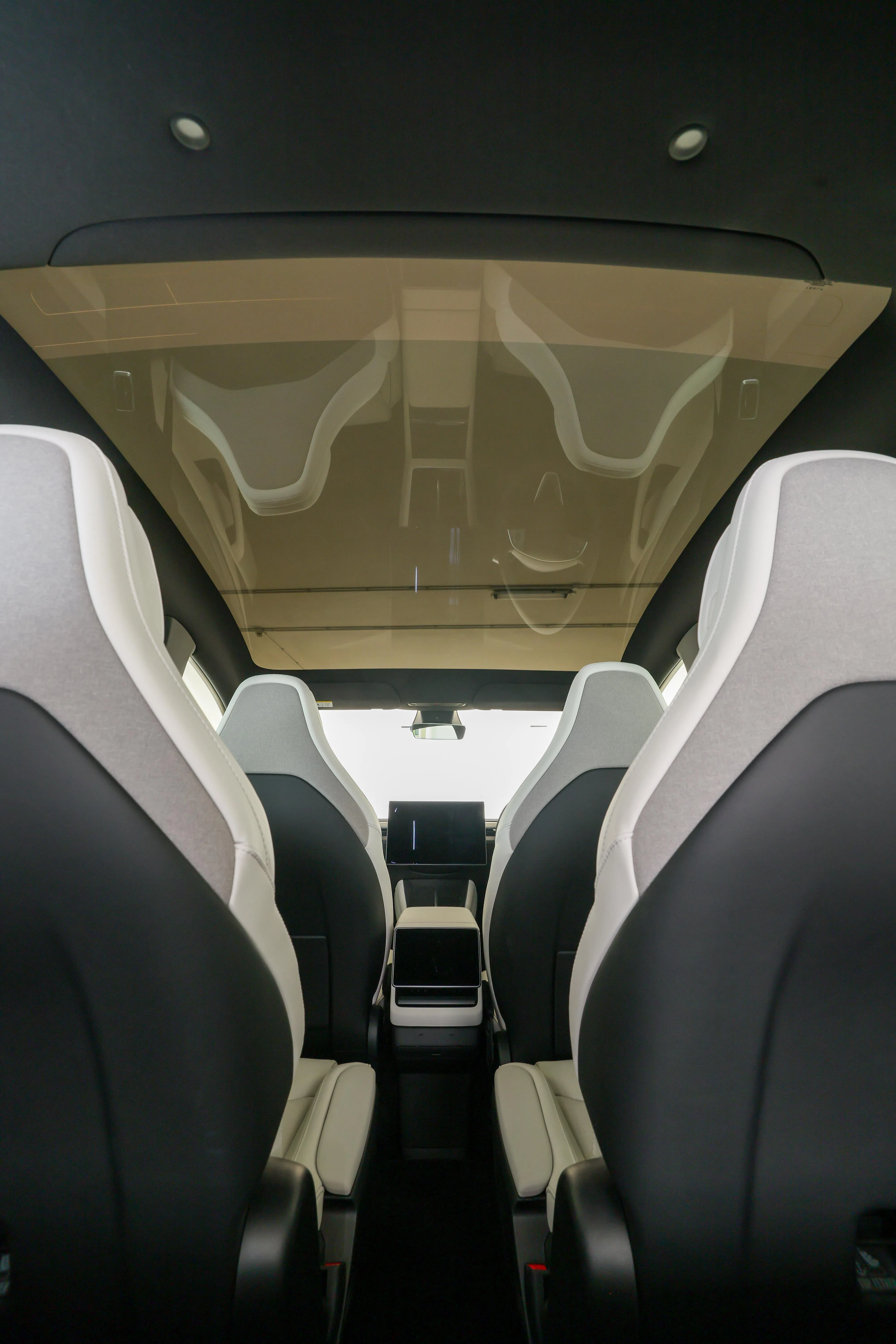 Model Y L配备大面积全景玻璃天窗，车室更显通透。（龙国雄摄）