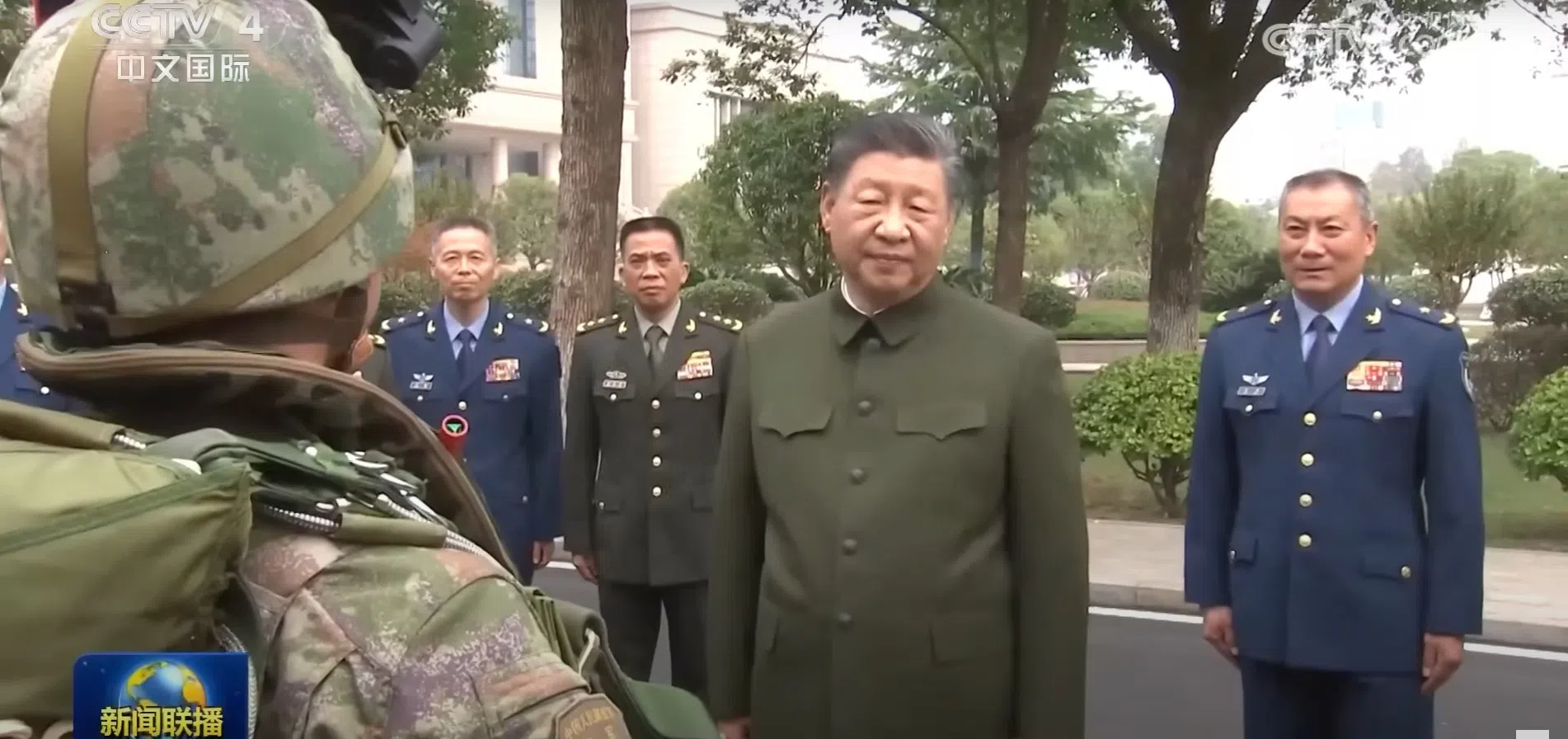 中共总书记、中央军委主席习近平（右二）去年11月在湖北视察空降兵军，当时还是空军少将的文东（右一）陪同。（央视新闻联播截图）