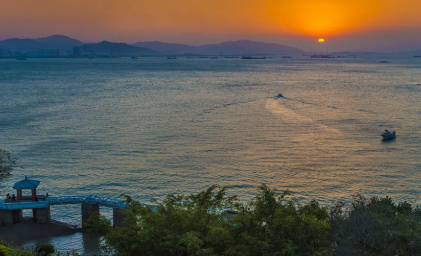 厦门市鼓浪屿的落日金光洒落海面，如一幅流动的画卷。（厦门市鼓浪屿文化旅游发展中心官网）