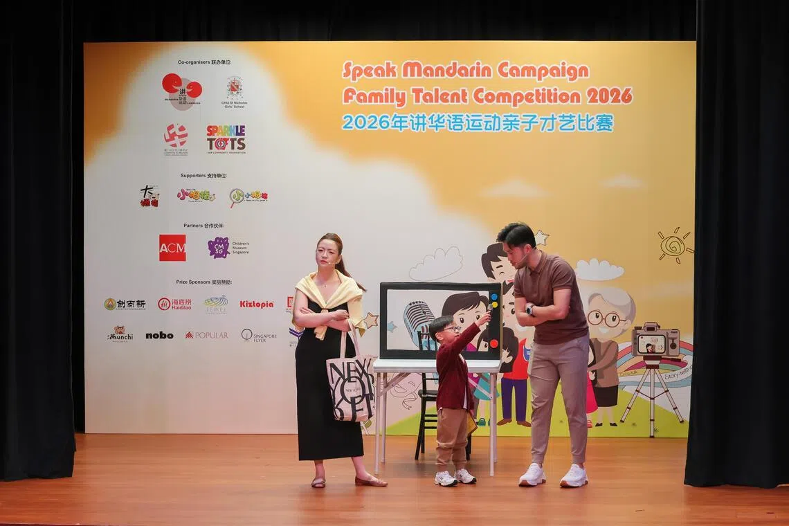 李佩音（左）和陈俊铭（右）扮演关系不合的邻居在接受扮演记者的儿子陈皓嘉（中）访问，以新颖有趣的方式传递邻里互助精神。（龙国雄摄）