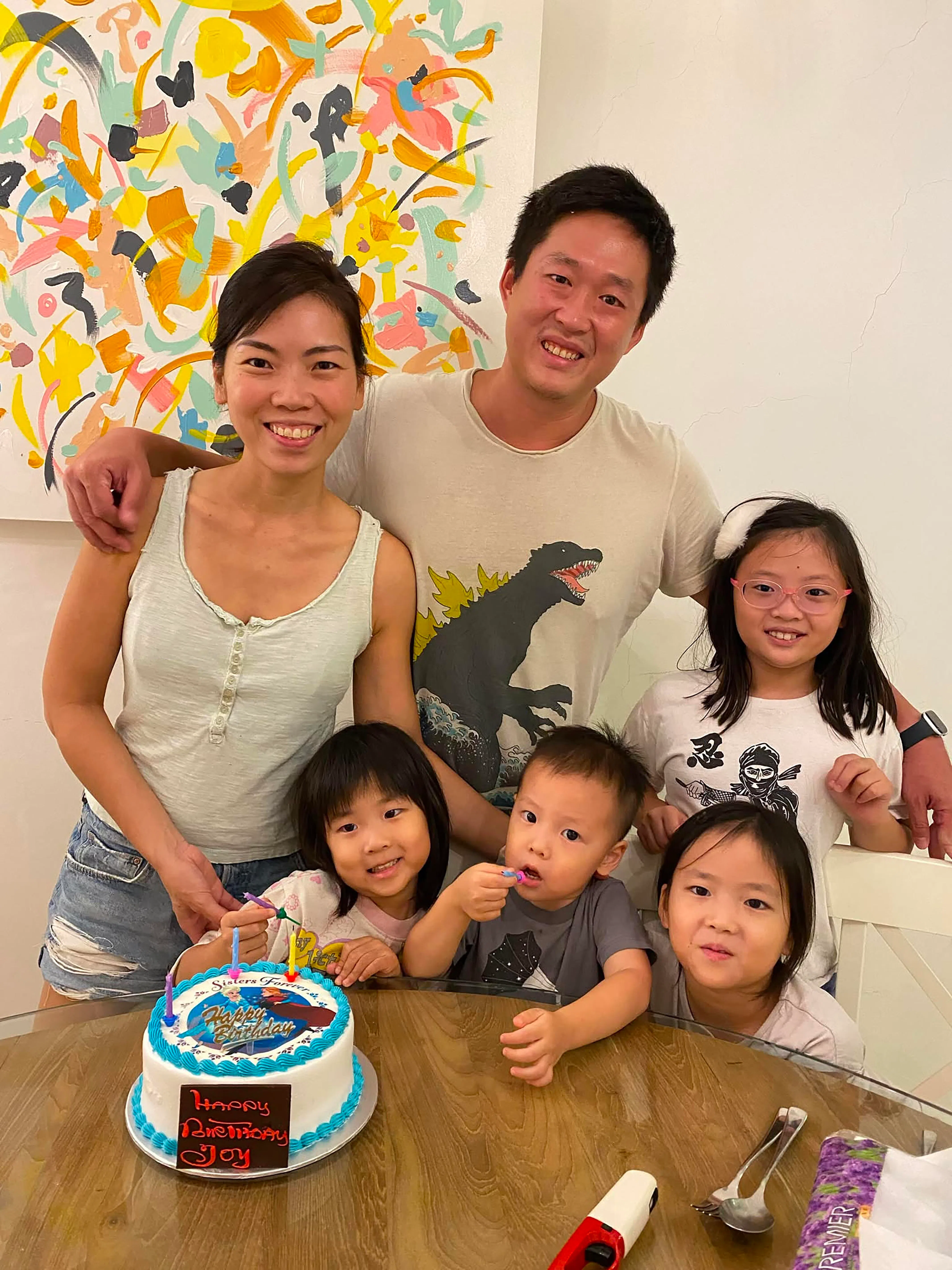 前广告文案撰稿人陈音璇（左一）以过来人的经历，能体恤许多母亲兼顾工作与家庭，因蜡烛两头烧而透支精力的感受，而由于婴儿出生头两三年最需要父母在身边照顾，她也理解在职妈妈因为未能全心陪伴孩子成长而内心充满挣扎。陈音璇是在二女儿出生后决定辞职当全职妈妈。图为她与丈夫和四个子女摄于2021年的全家福。（受访人提供）