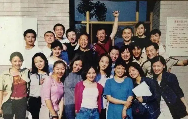 北电表演系96班同学昔日合照，你认得出赵薇（前排右二）、黄晓明（第二排右起）和陈坤吗？（互联网）