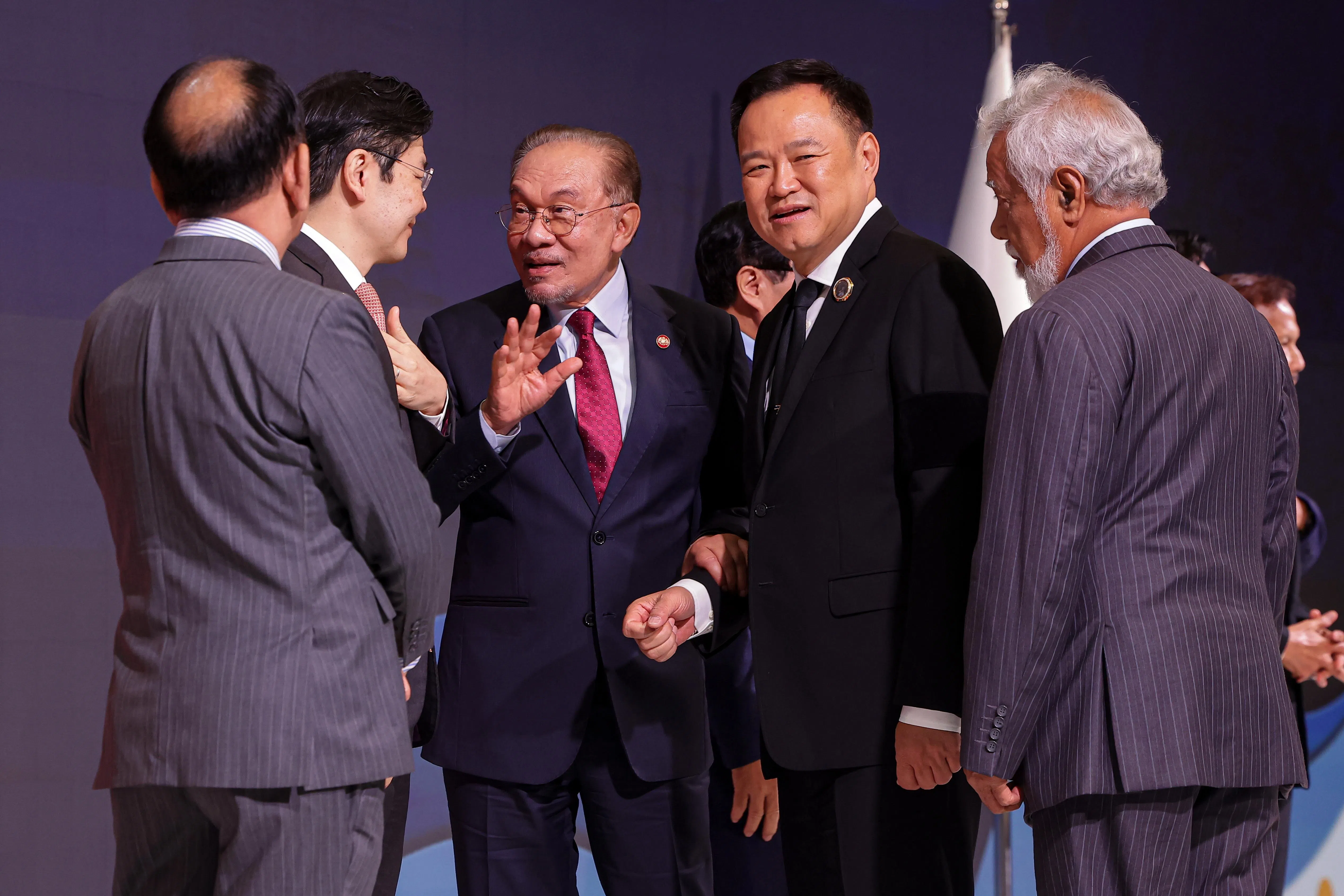 第26届亚细安—韩国峰会结束后，东道主马来西亚首相安华（中）和新加坡总理黄循财（左二）交谈，在场者包括泰国首相阿努廷（右二）和东帝汶总理古斯芒（右一），左一是缅甸外交部常任秘书豪坎孙。（马新社）