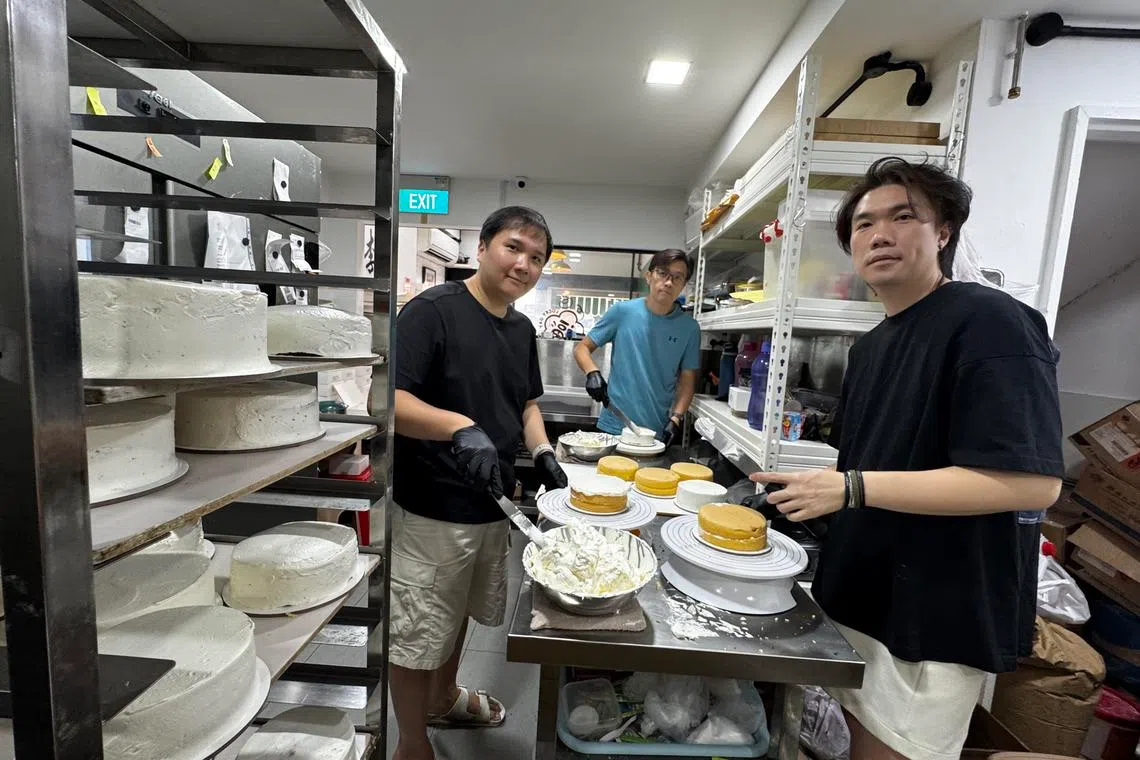 三个原本从事白领工作的儿子，为传承父亲手艺，先后走进烘焙厨房。（翁铭芯摄）