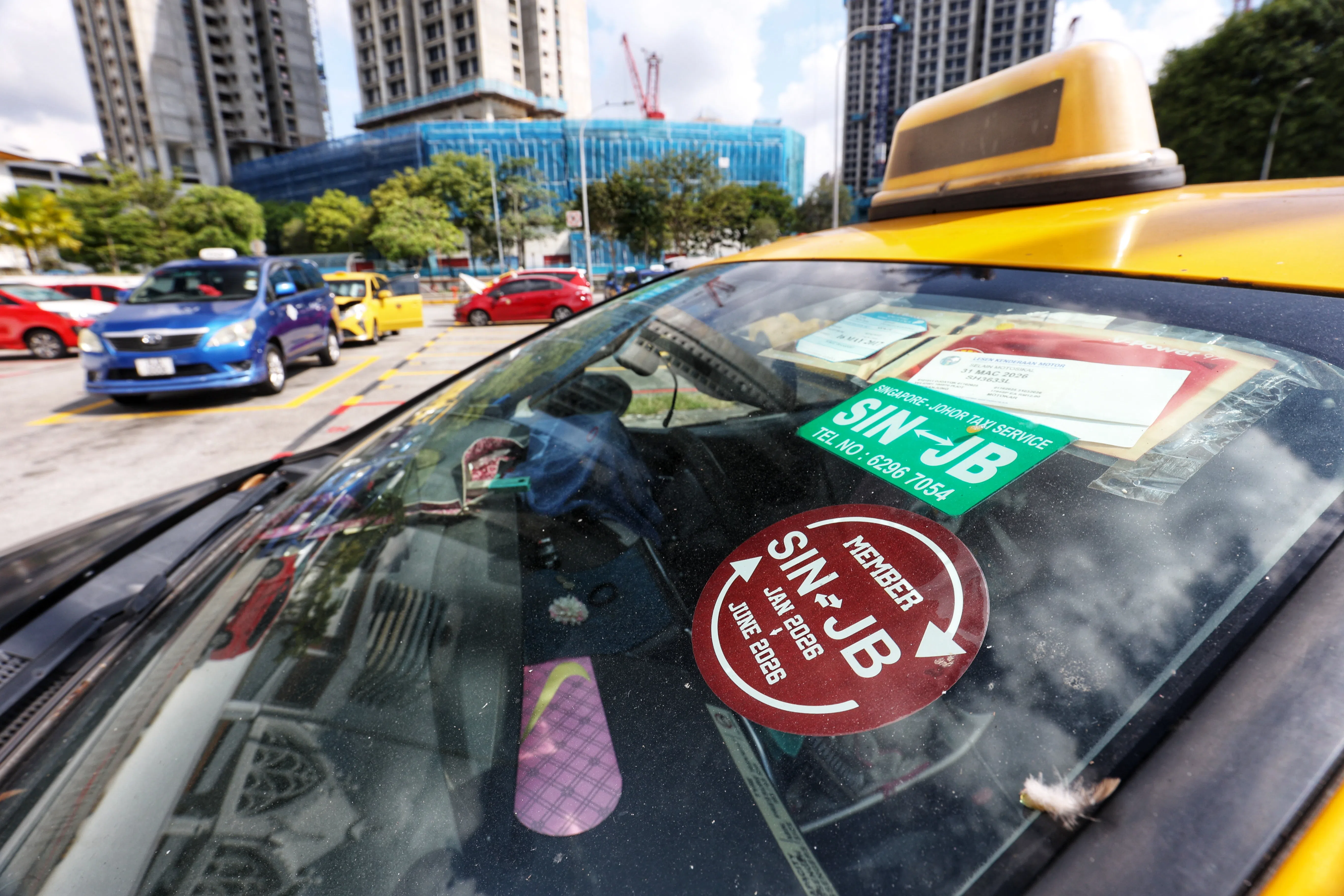 新措施上路后，乘客在新马两地乘搭跨境德士时，实际上可享受到点对点接送服务的便利。（档案照片）
