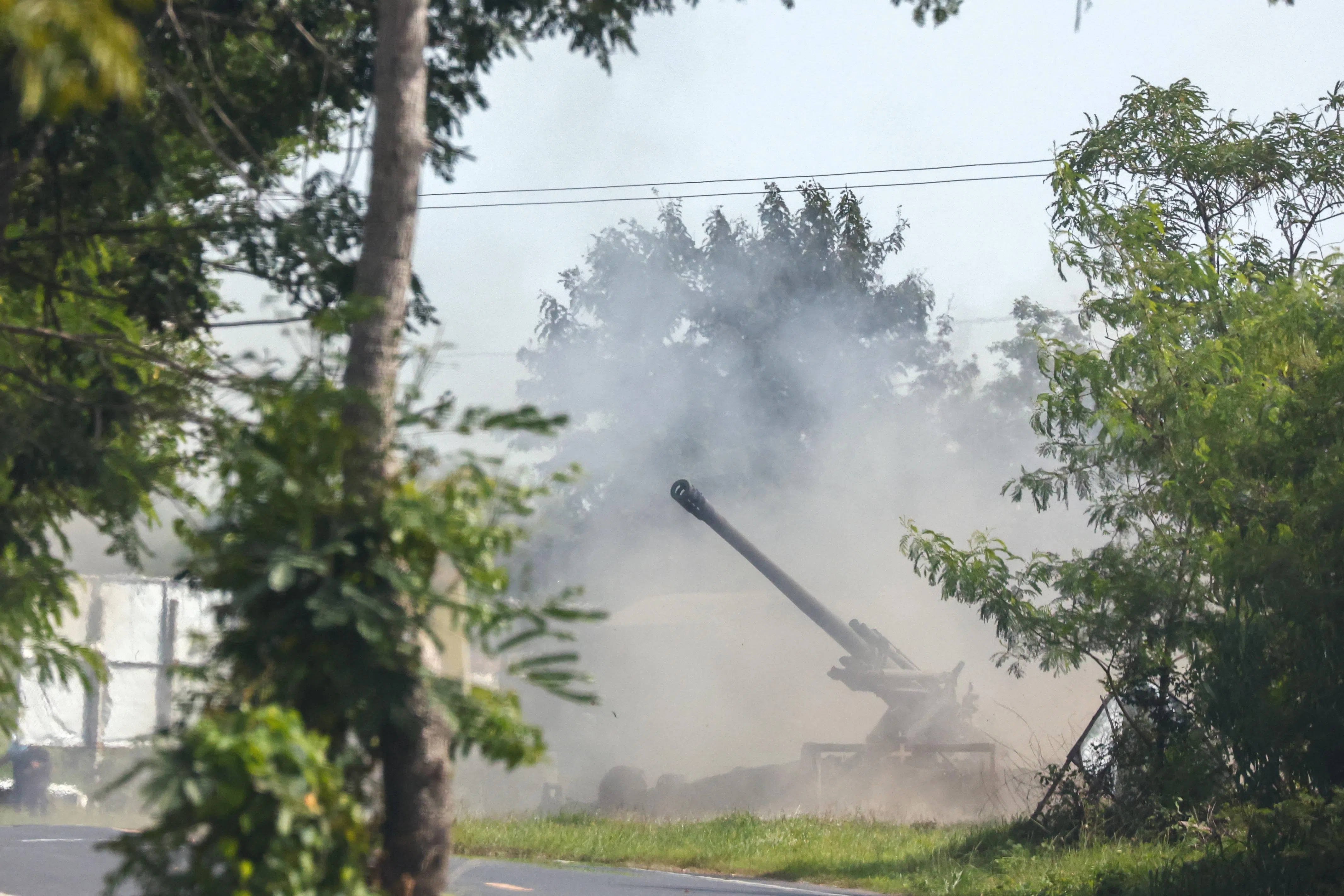 7月25日，泰国机动炮兵部队在素林府（Surin）朝柬埔寨一侧开火。（路透社）