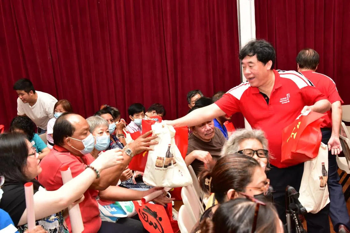 广东会馆副会长杨应群（右一）派发爱心礼包。（广东会馆提供）