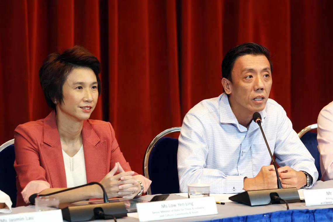 交通部代部长兼财政部高级政务部长萧振祥（右）在记者会上说，全球竞争力委员会邀请了具有全球视野、经验丰富的企业领袖提供意见。除了萧振祥和贸工部兼文化社区及青年部高级政务部长刘燕玲，这个委员会的11名成员包括先进制造业、制药业、金融业，以及运输物流业的高管。（邝启聪摄）