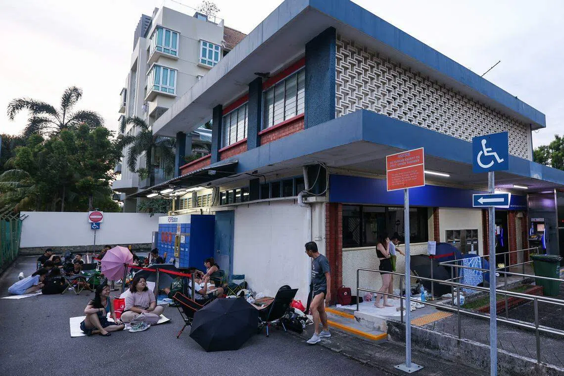 粉丝在“全岛最冷门”的SingPost外夜宿排队买票。（白艳琳摄）