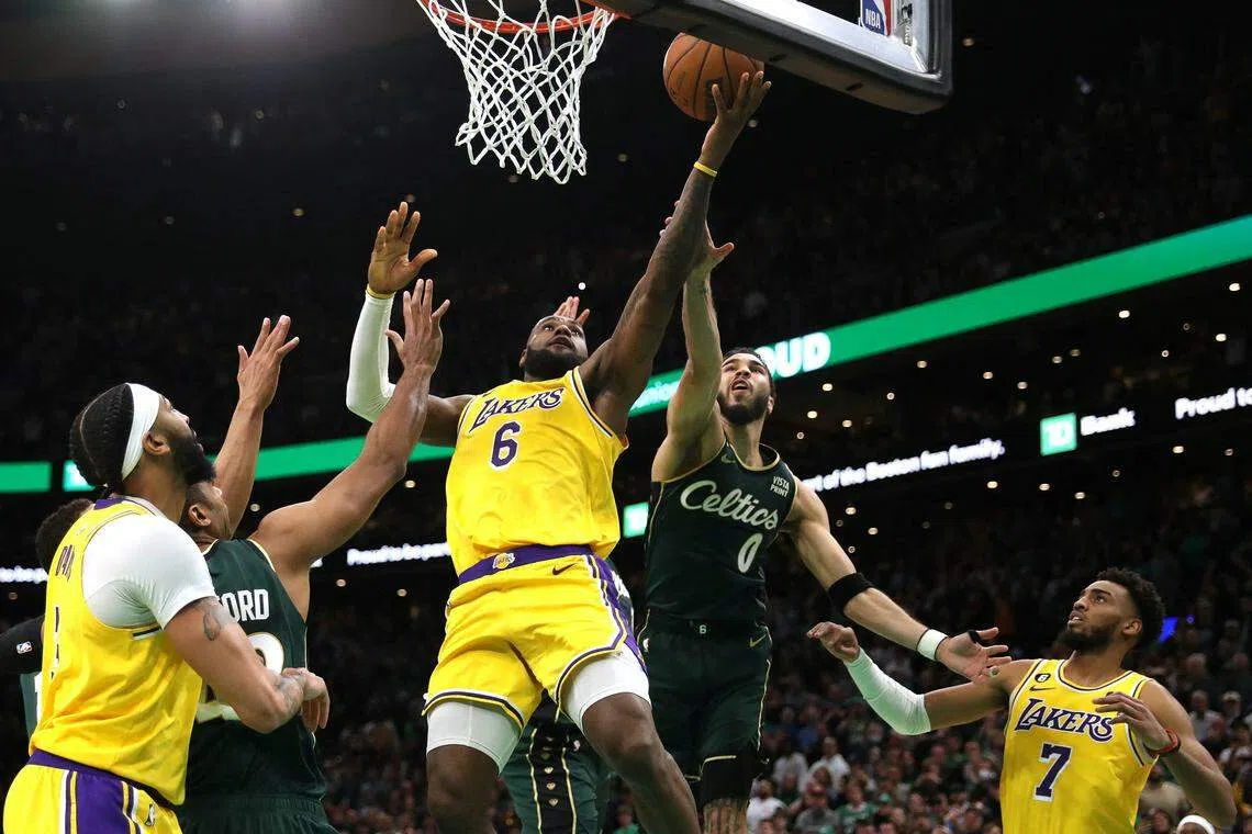 1月28日的NBA比赛中，詹姆斯（6号）最后时刻上篮遭塔图姆（0号）打手犯规，但裁判没有吹罚。（法新社）
