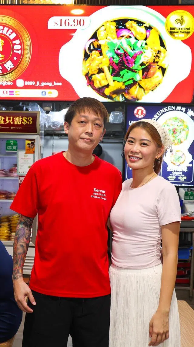 “8889鸡公煲”以王建辉（左）和林丽香夫妇的出生年份命名。（林明顺摄）