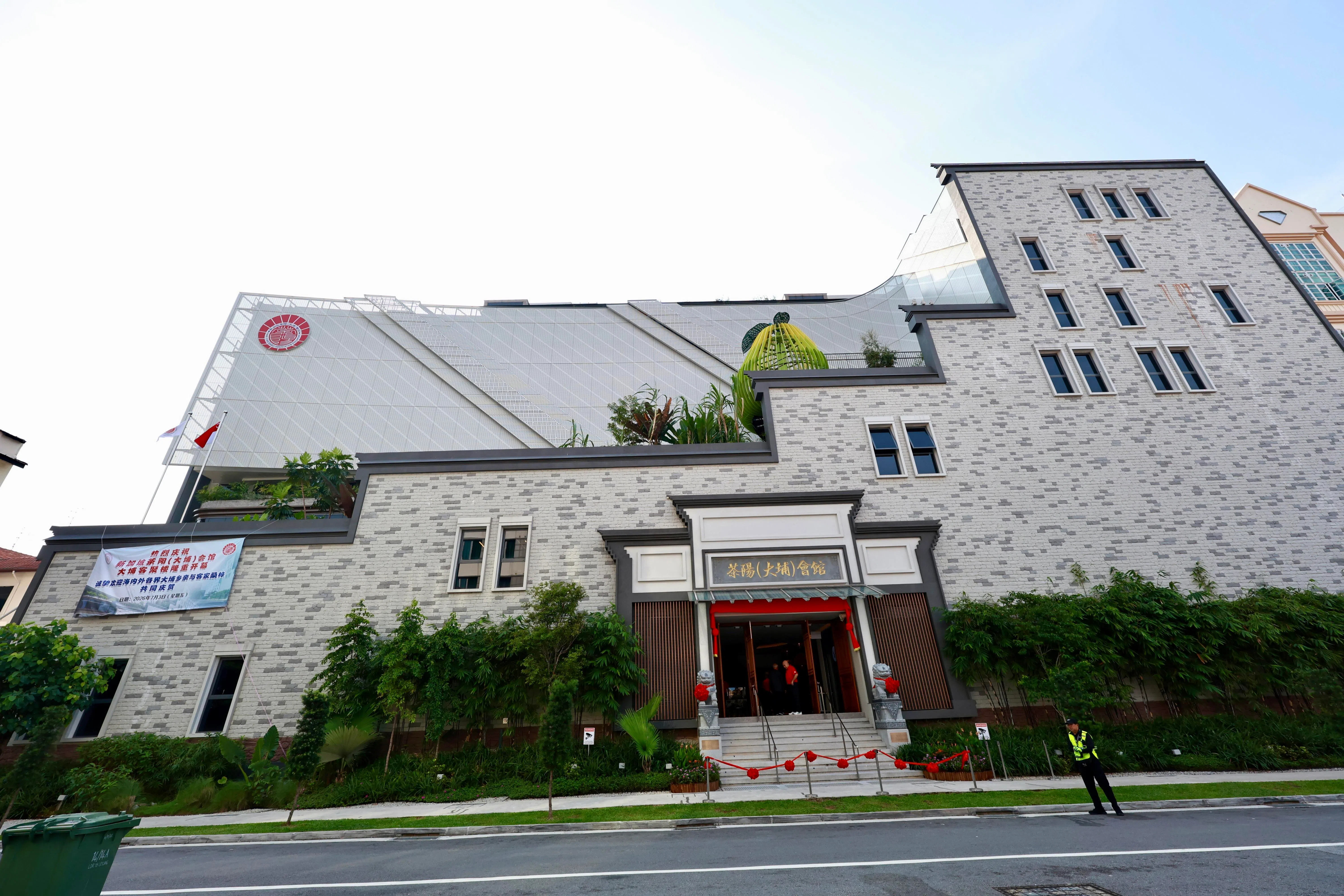 茶阳（大埔）会馆新建大楼“大埔客聚楼”位于芽笼18巷1号，占地约1万8000平方英尺，地面共七层，包括一楼的文物馆、二楼的多功能礼堂、客家美食研究中心、图书馆，以及药膳园等。（特约陈来福摄）