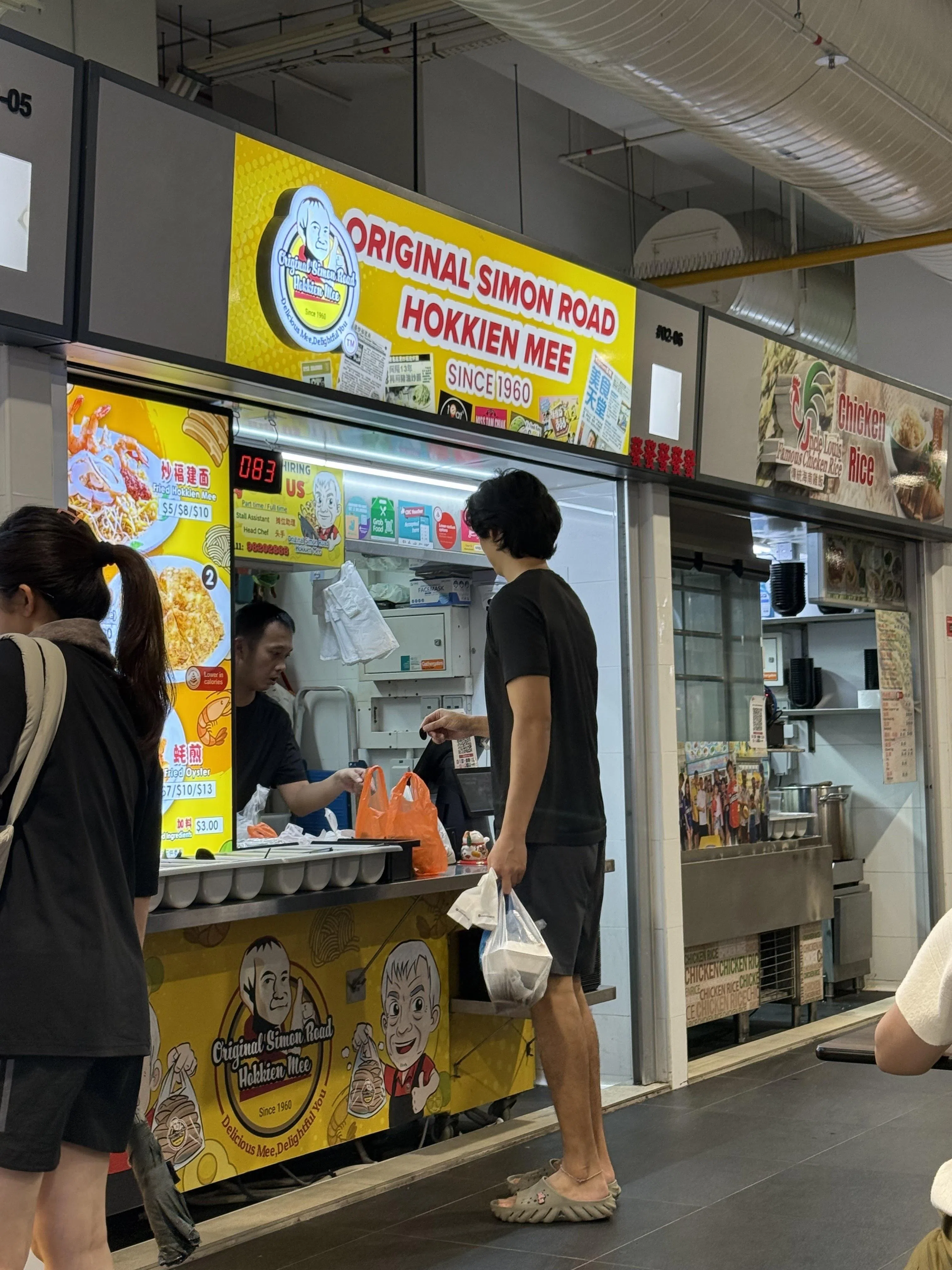 位于安谷村熟食中心的Original Simon Road Hokkien Mee，只售卖炒福建面、白菜头粿和蚝煎。（叶晓虹摄）