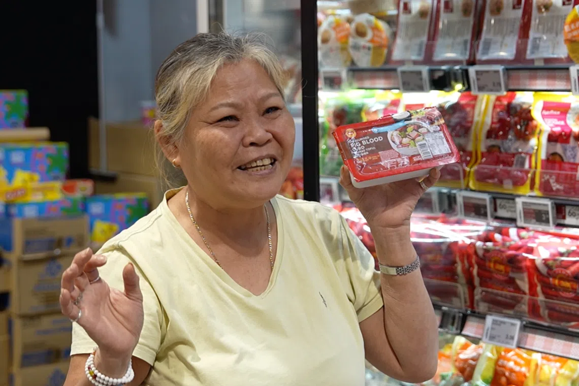  平价超市首日售卖猪血制品，顾客反响热烈。（视频截图）