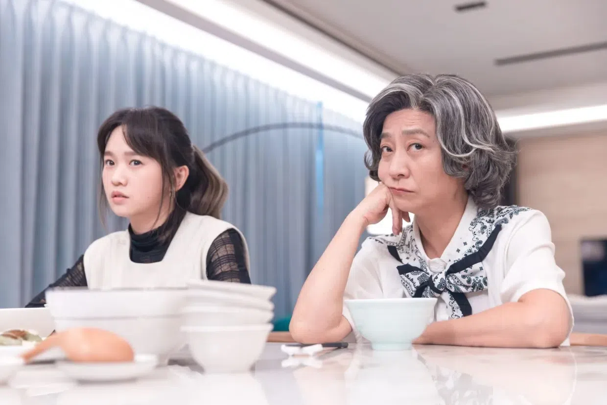 李清怡（左）和林丽春同住一个屋檐下却互不相让。（互联网）