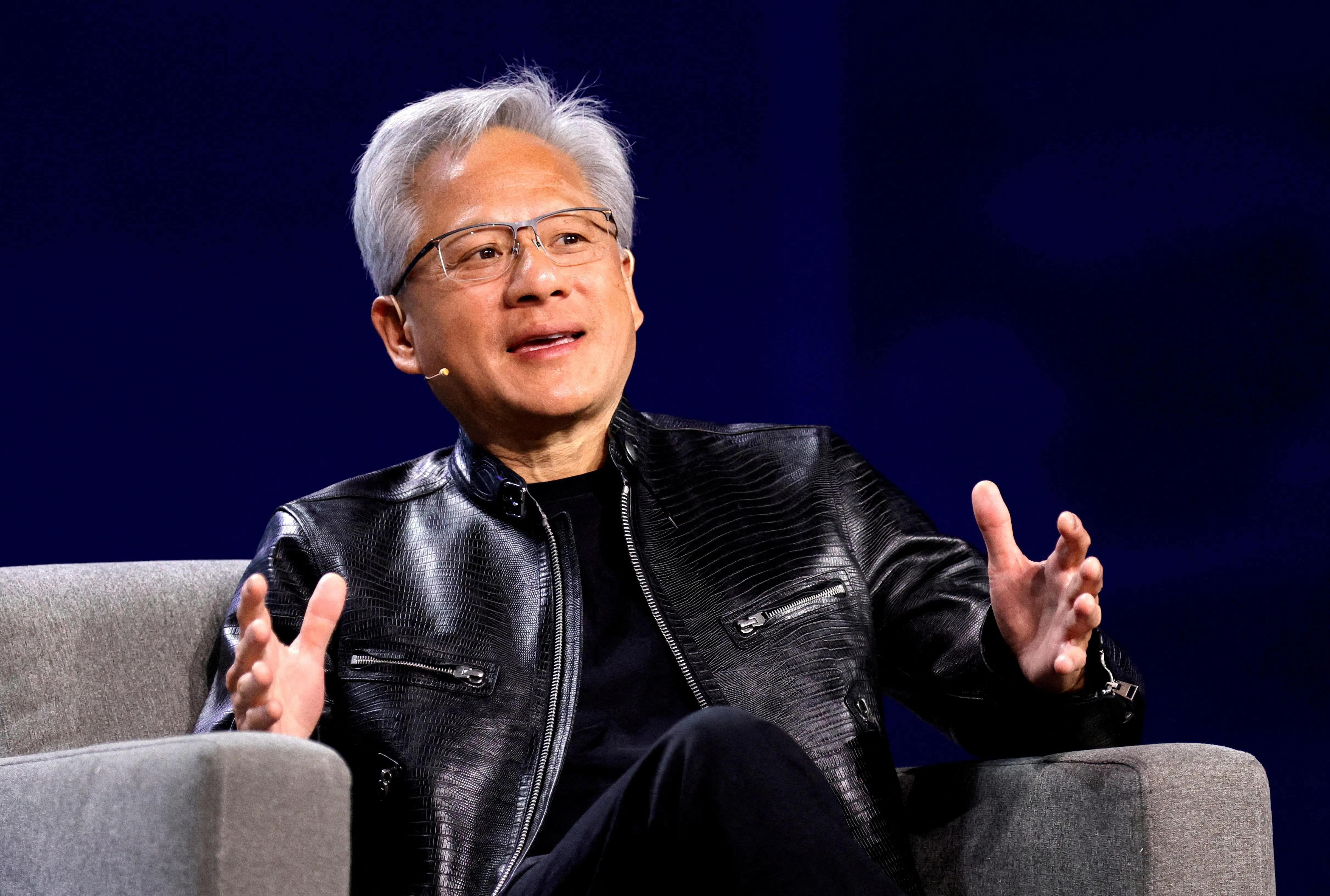 英伟达首席执行官黄仁勋说：“只要人们持续为人工智能服务付费，只要人工智能公司能够从中获得利润，它们就会不断扩大投入，继续翻倍、再翻倍。”（路透社）