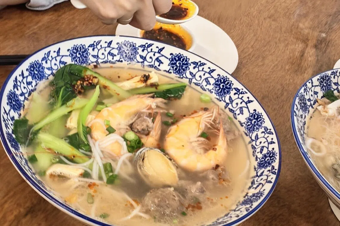 捞化是可自选食材的汤粉，如海河鲜、猪牛肉及内脏。（陈爱薇摄）