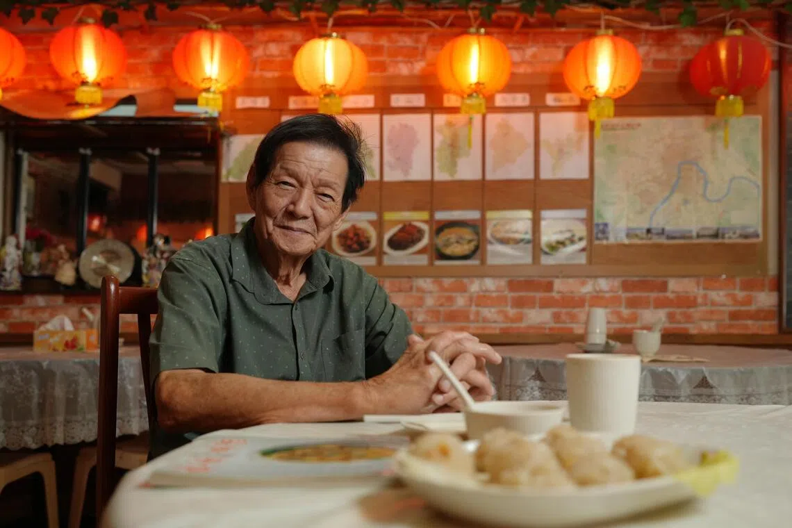 经营40多年的梅村酒家，今年8月走入历史，老板赖法源目前以外送方式推出节庆套餐。（档案照片）