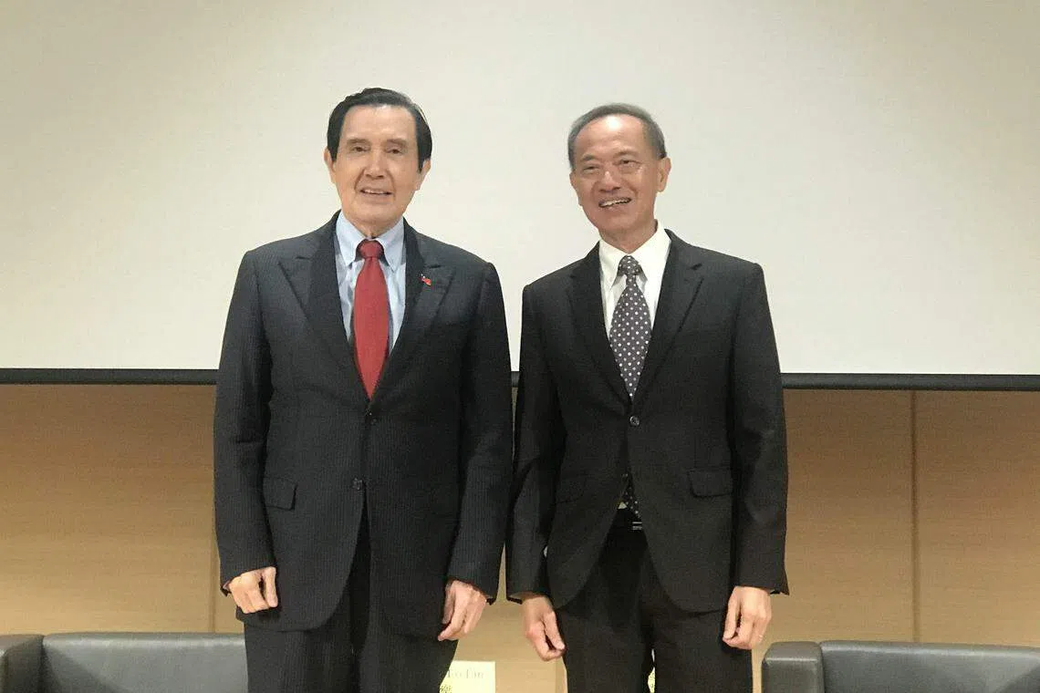 马英九（左）和杨荣文在亚太千里论坛结束后，于台上合照。（沈泽玮摄）