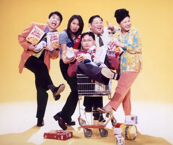 林益民（右二）在《同在屋檐下》中与扮演妻子的许静雯（右起），以及扮演儿女的林炳亮（Andrew Lim）、Vernetta Lopez（佛妮塔罗佩丝）、李炎辉（Nicholas Lee）结缘。（档案照）