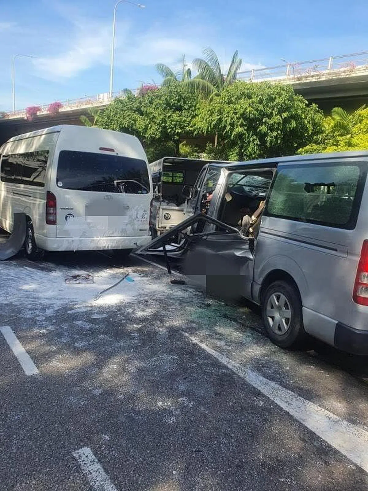 走在最后头的灰色卡车损毁最严重，其前车镜爆裂。（读者提供）
