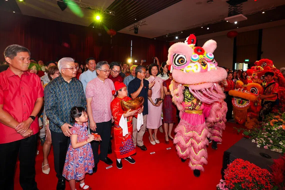26头醒狮在场助阵，迎接2026年新岁。出席华社团拜活动的嘉宾包括公共服务统筹部长兼国防部长陈振声（左起）、新加坡宗乡会馆联合总会会长蔡其生、副总理兼贸工部长颜金勇、新加坡华族文化中心主席吴绍均（红衣）、律政部长兼内政部第二部长唐振辉，以及外交部兼内政部高级政务部长沈颖等。（林明顺摄）