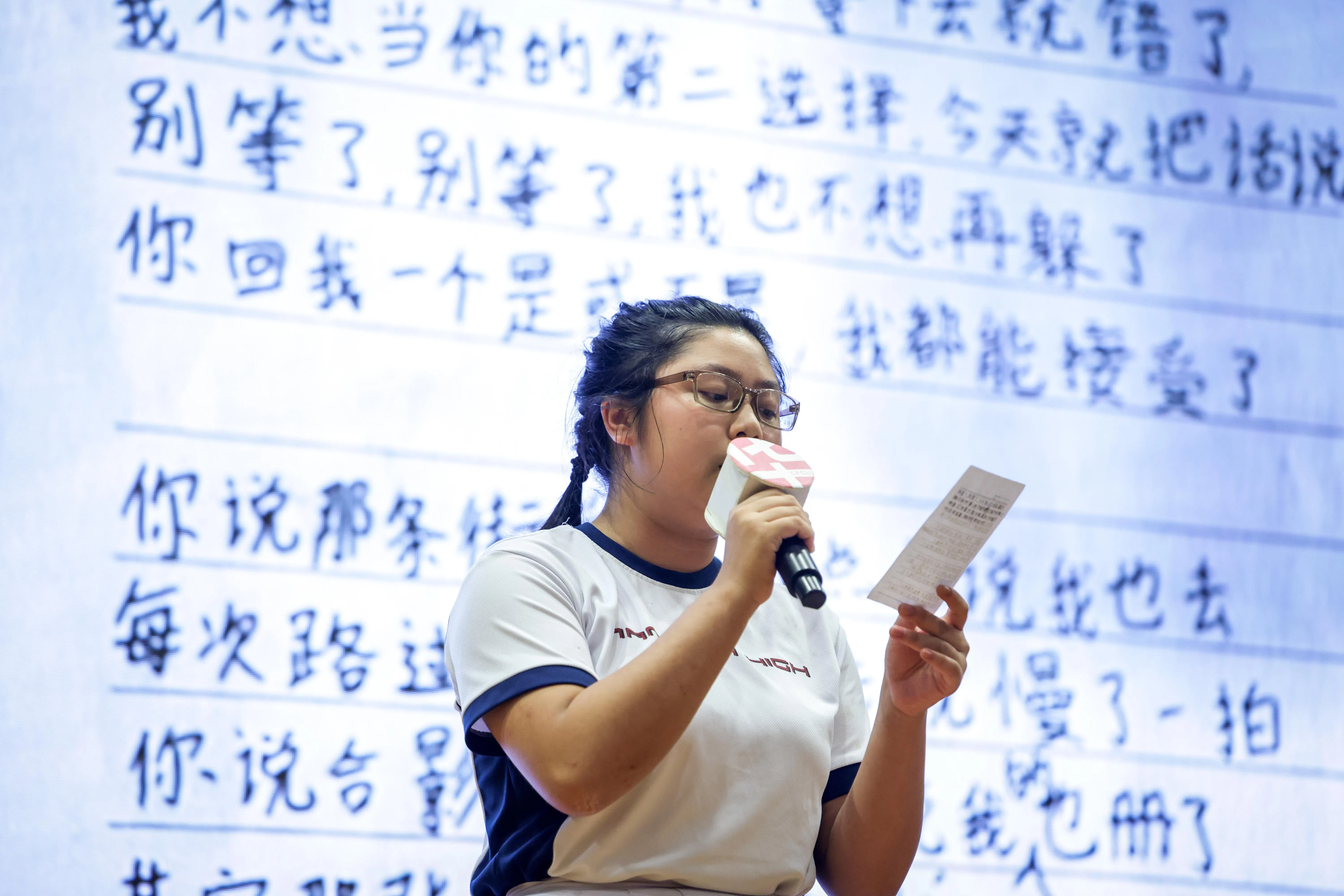 来自南华中学的学生创作了歌曲《别等了》，副歌以重复的“别等了”强化记忆点。导师点评时说，这句歌词既像是在劝别人，也像是在提醒自己，具有双重含义，让歌曲更有层次感。（叶振忠摄）