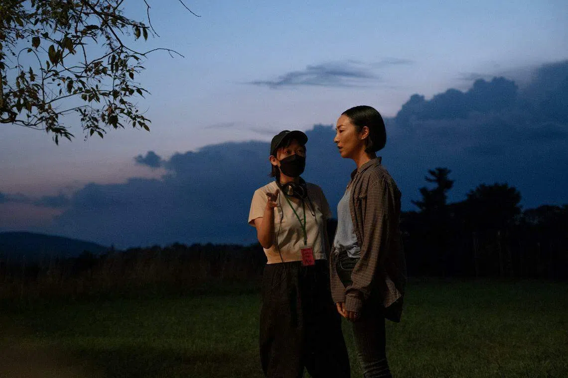 导演Celine Song（左）要求女主角Greta Lee不能与刘台午有任何肢体接触。（Jon Pack/Twenty Years Rights/A24）
