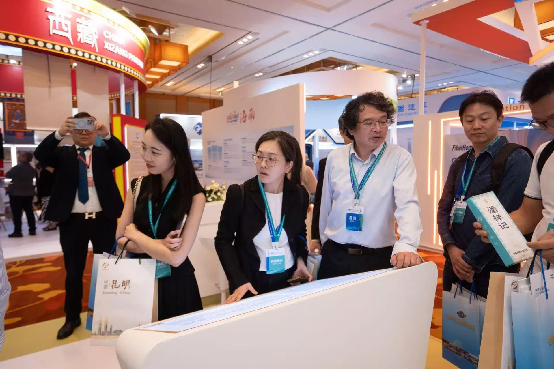 国际产业合作大会同期轻型展示中国高端创新产品，吸引专业观展人士前往。（主办方提供）