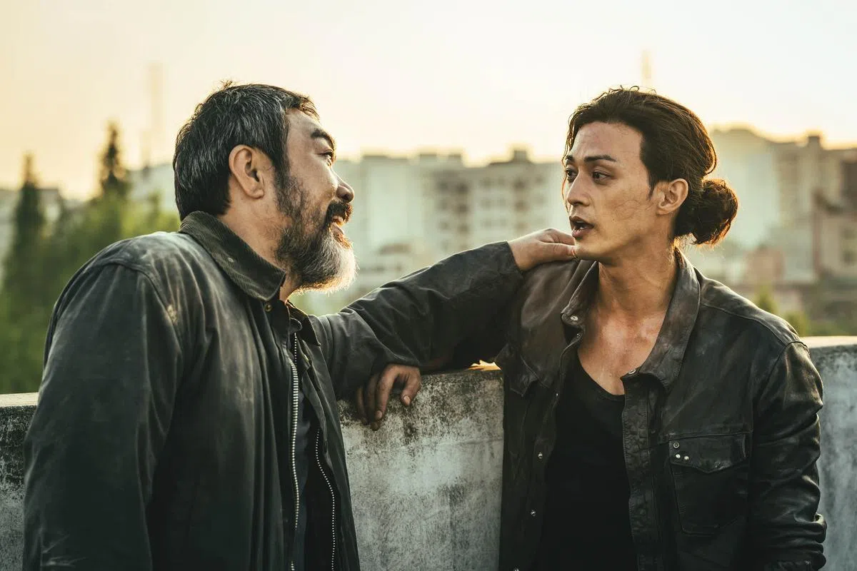李原种（左）和金智勋剧中是父子，戏外也培养出浓厚感情。（Netflix提供）