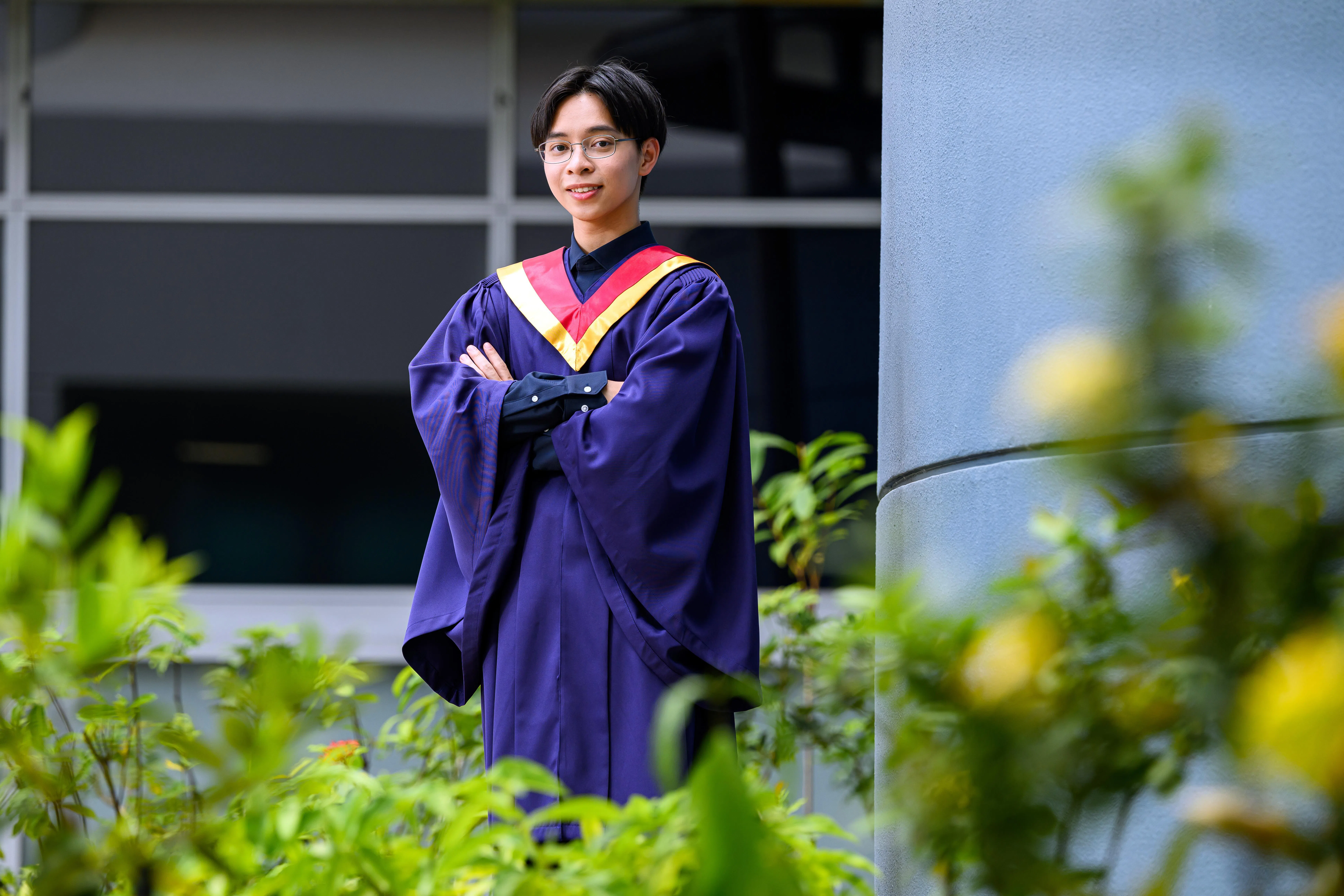南洋理工学院社会工作专业的毕业生何佳龙，凭借优异表现获颁“郑永顺健康与社会科学奖”。（南洋理工学院提供）