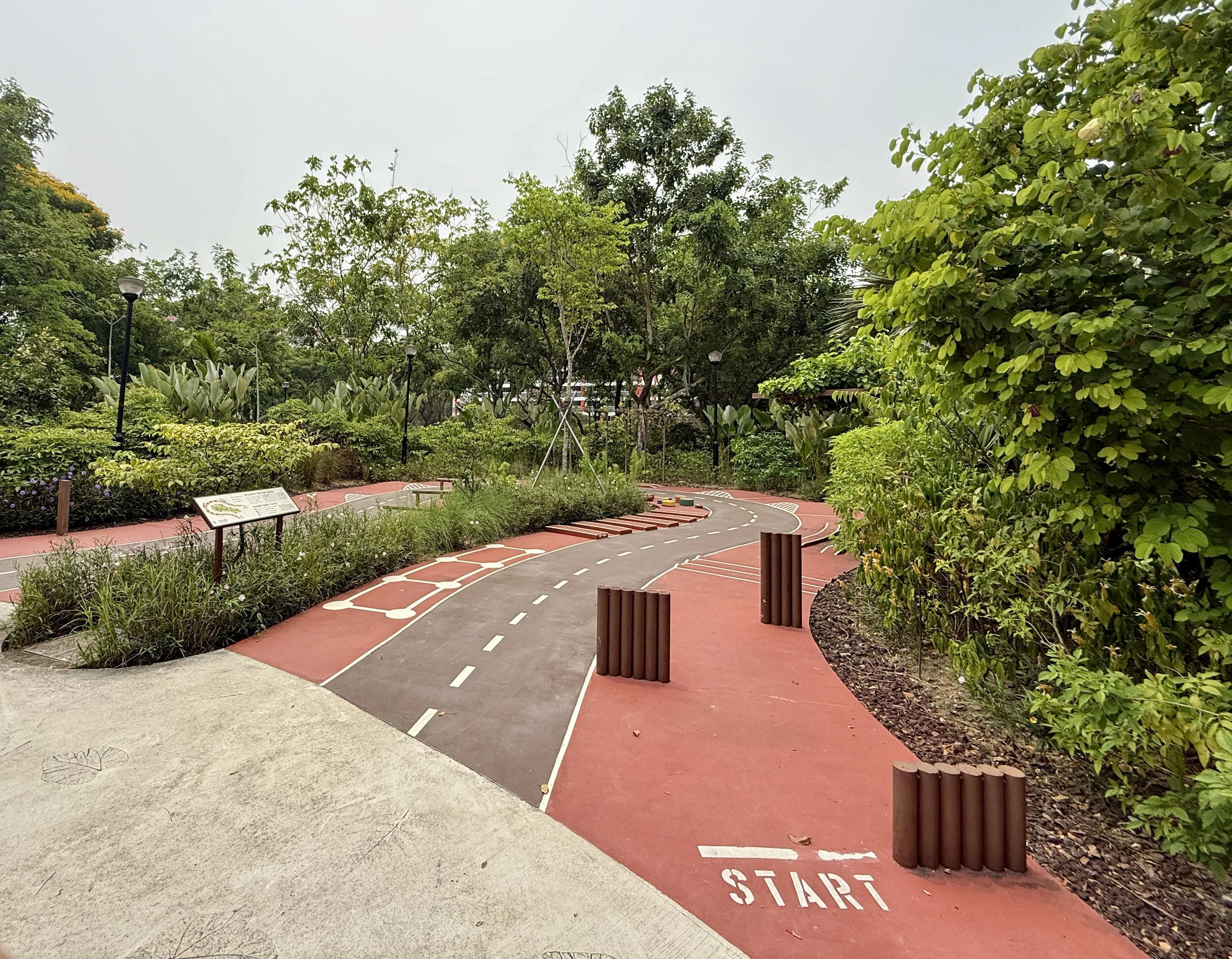 榜鹅公园的轮椅障碍比赛道（右）以及包容性敏捷度训练道（左），中间是特别为照护者而设的走道。（陈映蓁摄）