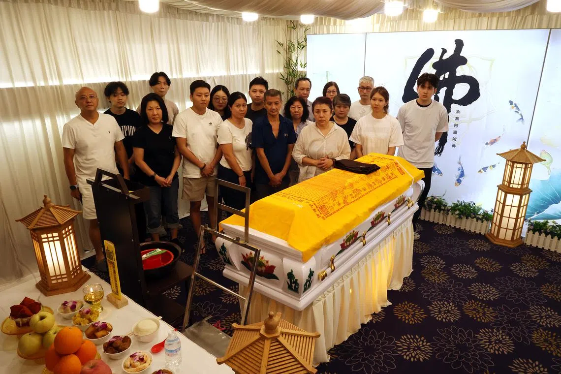 刘心玲2月9日癌逝，家人陪伴在侧，不少粉丝也特地赶到灵堂祭拜。（新明日报）