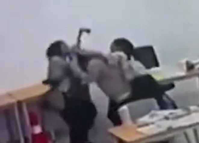 男学生当时手持利器进入教室展开袭击，女教师和学生奋力抵抗，最终顺利从男生手中夺取利器。（取自社媒）