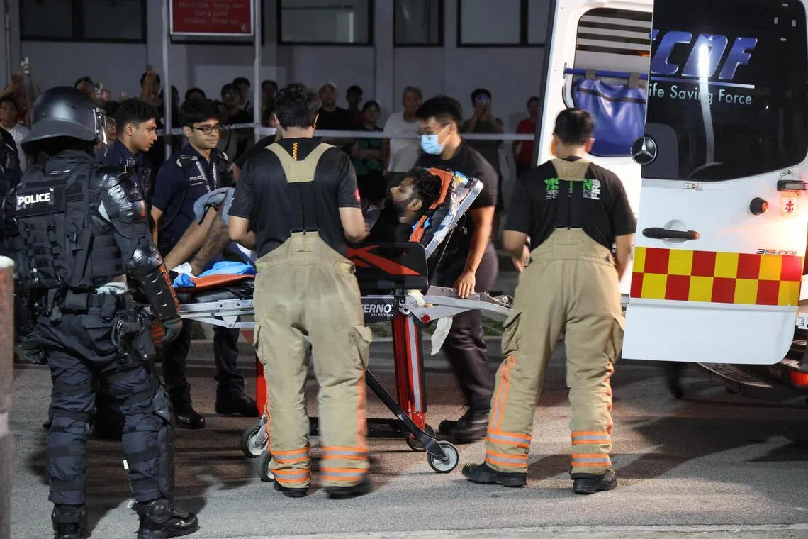 被告在与警方僵持超过一小时后被捕，被送往邱德拔医院接受治疗。（梁麒麟摄）