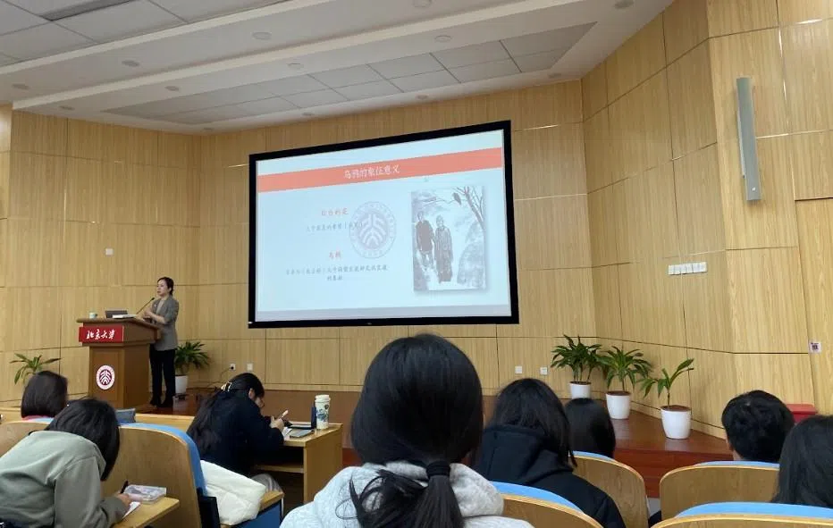 语特生们仔细聆听北京大学教授的演讲。（教育部提供）