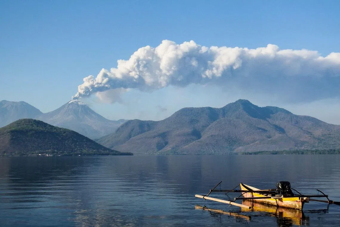 11月13日，勒沃托比火山喷出大量火山灰。（法新社）