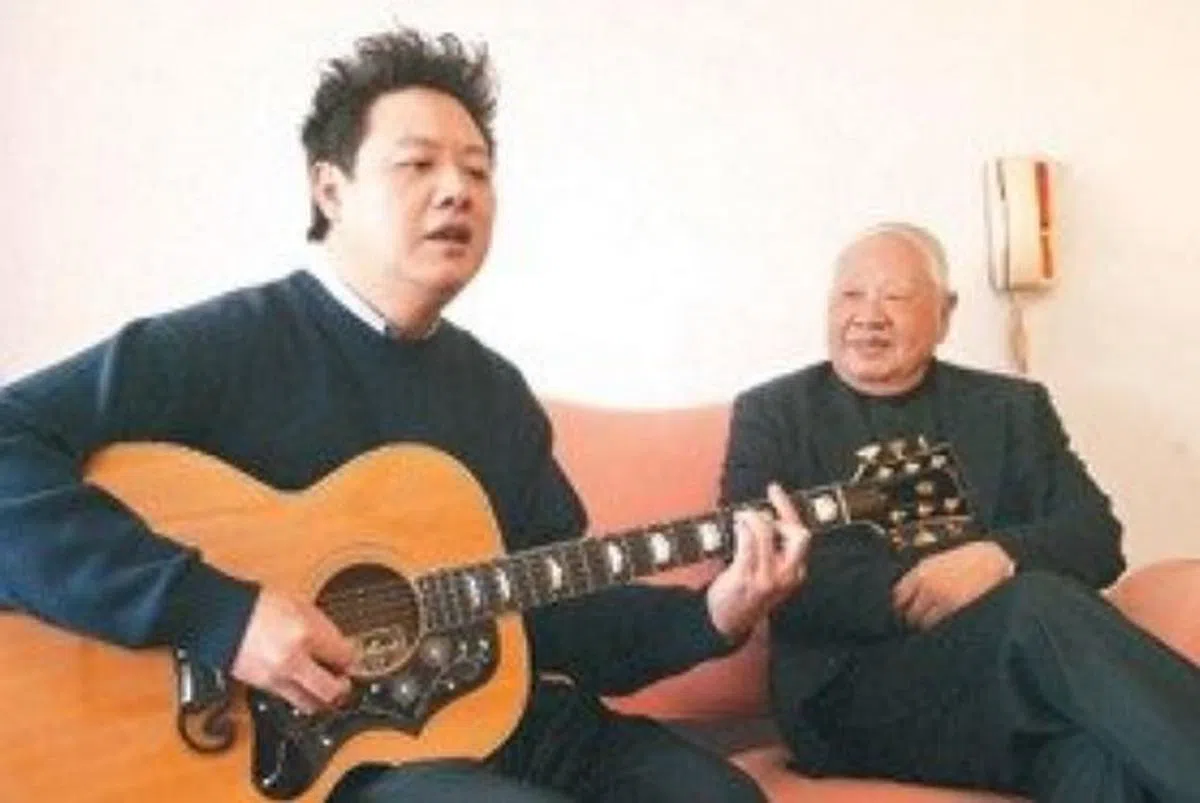 莫凡（左）为父亲洛夫（右）的诗作谱曲。（互联网）