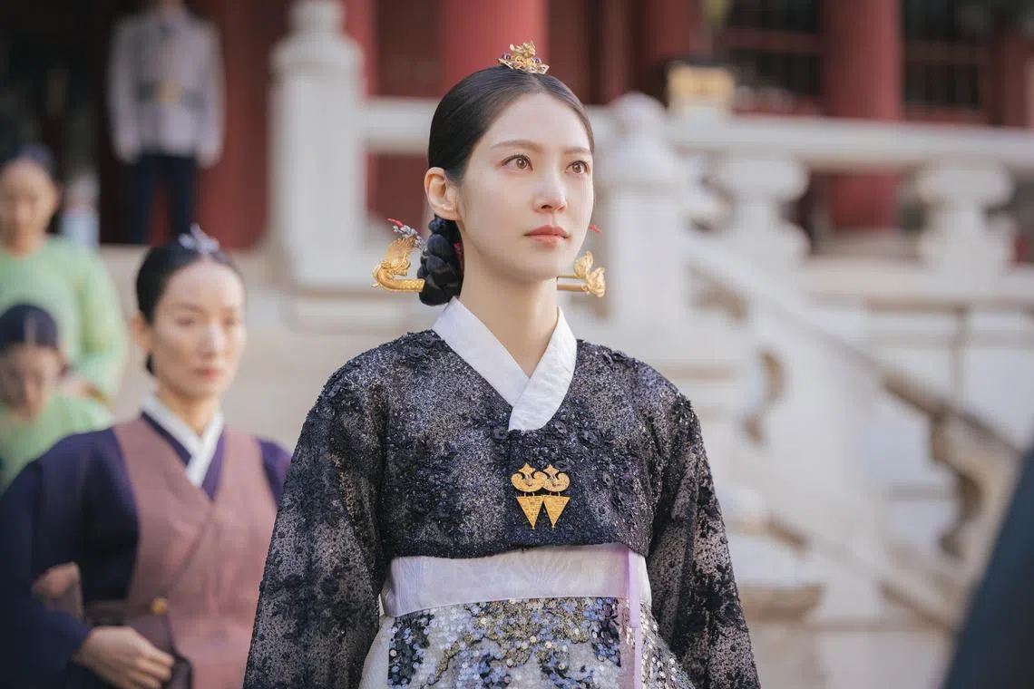 由孔升妍饰演的大妃娘娘在剧中表现吸睛。（Disney+提供）
