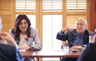 国民党主席郑丽文（左）于台北时间星期五（6月5日）到访哈佛大学肯尼迪政府学院，与学院创院院长艾利森（Graham Allison）举行会谈。（国民党官网）