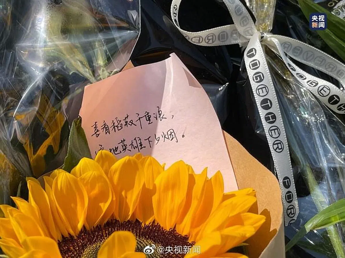 学生们在袁隆平雕像前献花悼念。（央视新闻微博）