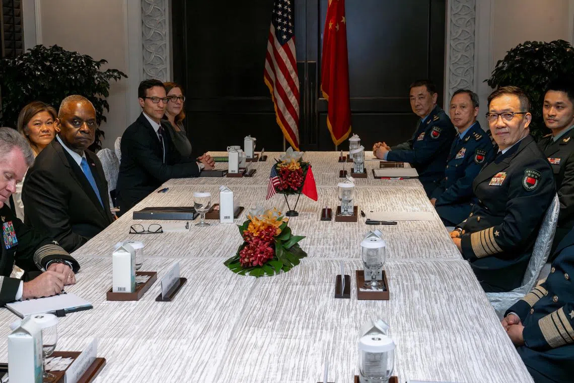 时任美国防长奥斯汀（左前二）和中国防长董军（右前一）2024年5月31日在新加坡香格里拉大酒店会晤，这是两人首次面对面接触。（路透社）