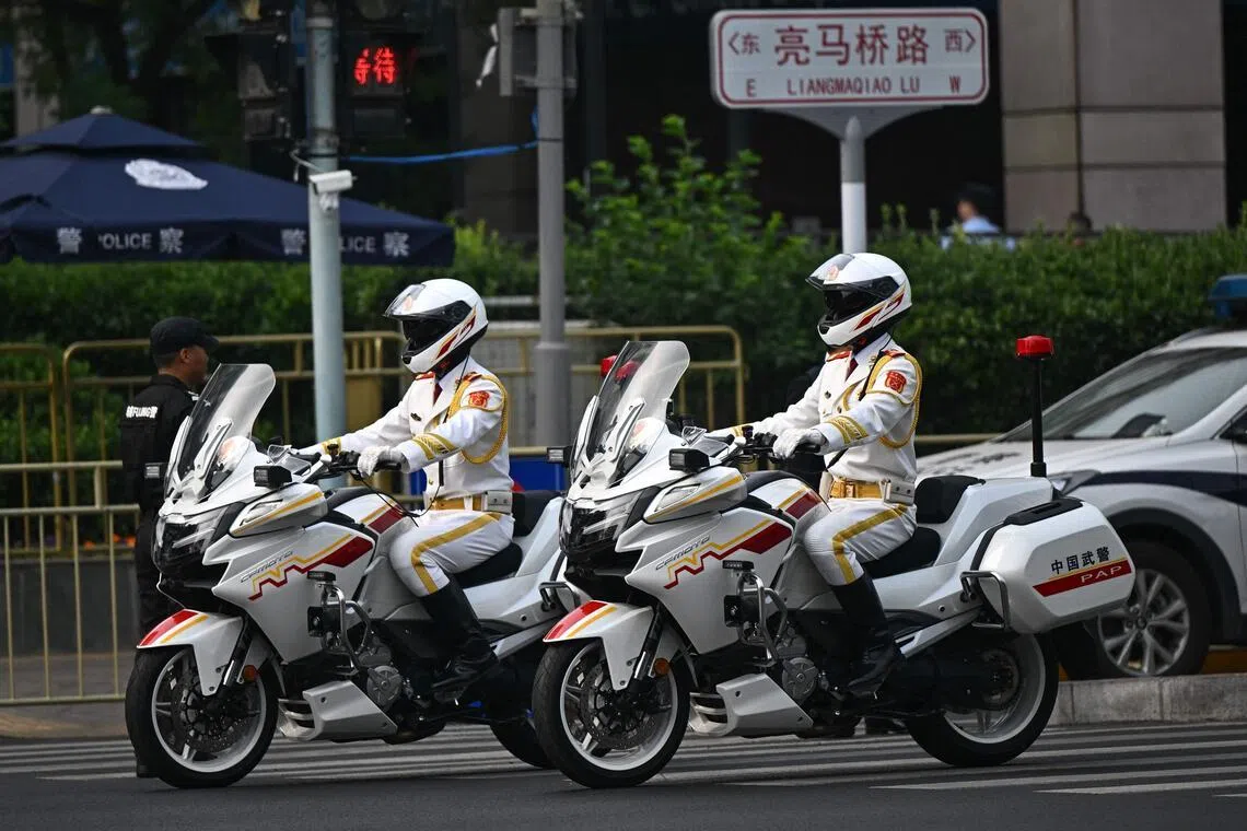 中国警员星期四（5月14日）早上骑着摩托车，在美国总统特朗普下榻的北京四季酒店附近巡逻（法新社）