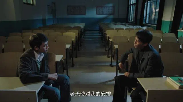 陈晓（右）与改变自己一生的王天辰相遇并揭晓真相，是《人生之路》的高潮。（互联网）