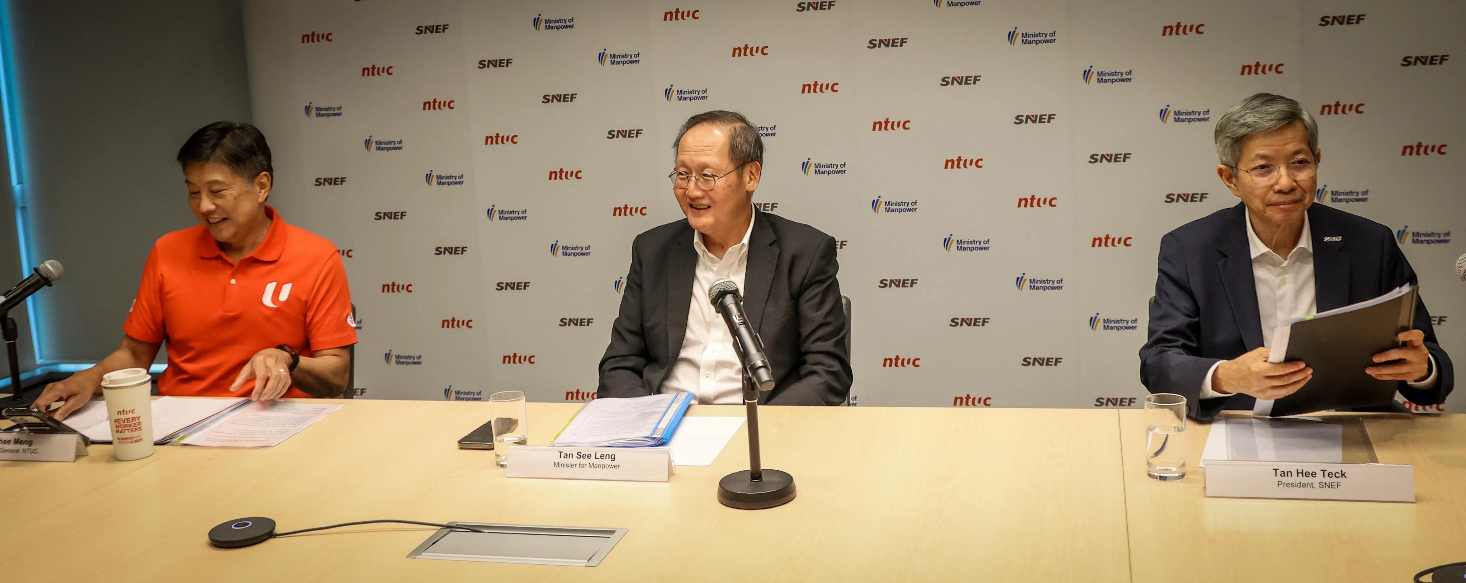 全国职工总会秘书长黄志明（左起）、人力部长陈诗龙医生和新加坡全国雇主联合会会长陈启德星期三（4月29日）举办媒体吹风会，分享劳资政三方如何应对人工智能对员工和企业的影响。（邝启聪摄）