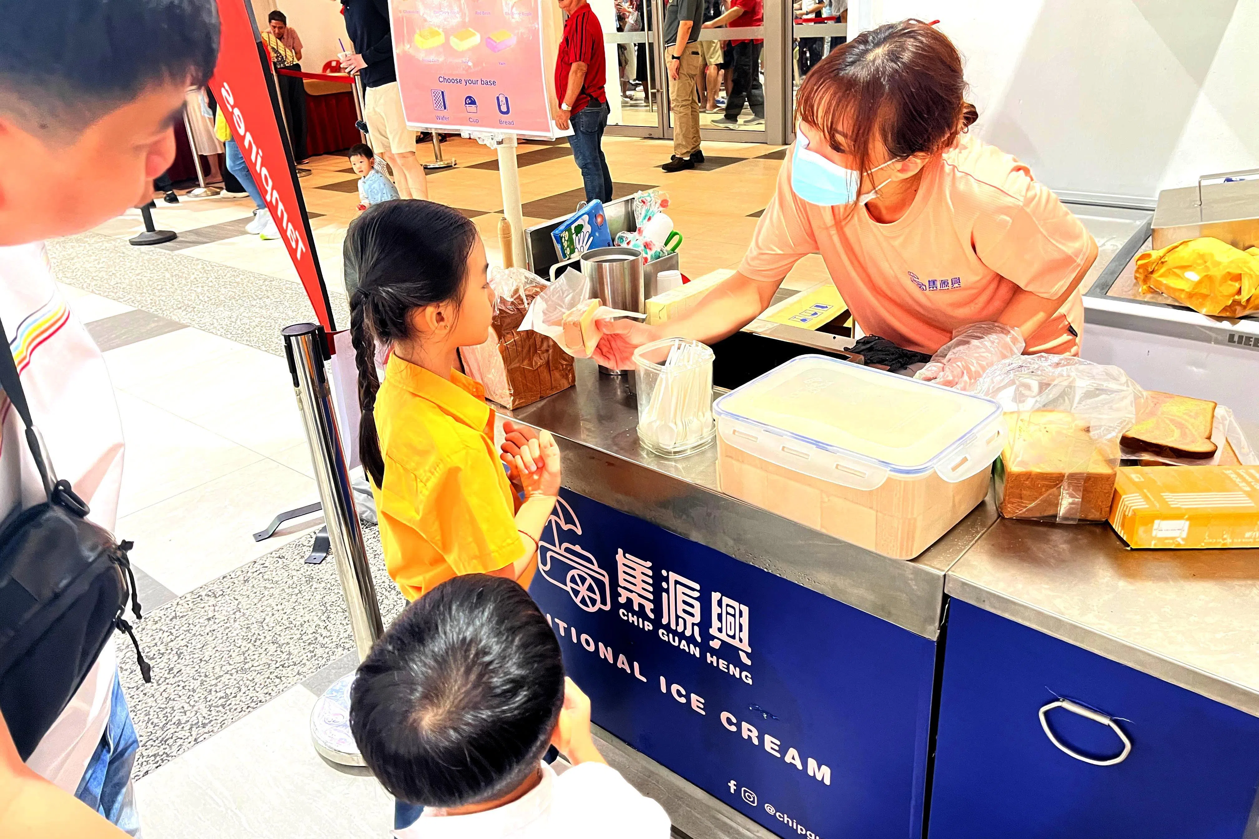吴中敬说，公司除了批发供应冰淇淋，也推出传统冰淇淋推车和冰淇淋现做摊位。（集原兴提供）
