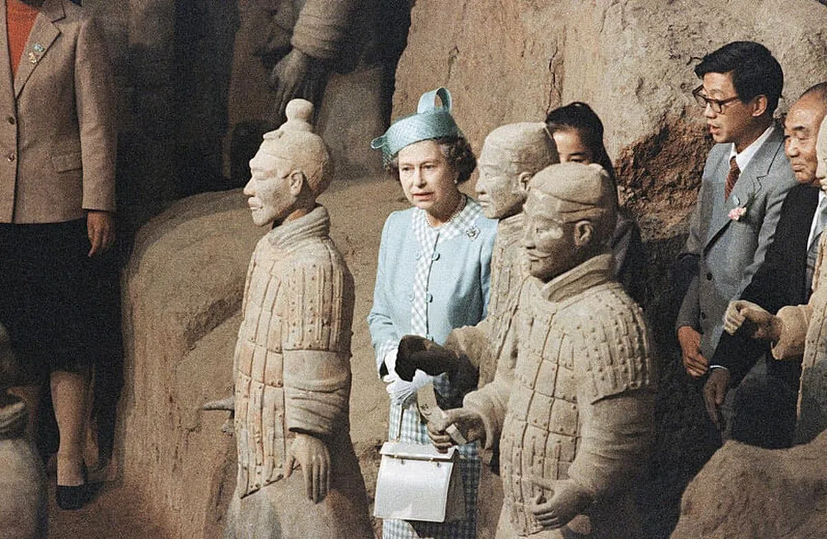 女王1986年10月访华期间参观兵马俑。（互联网）