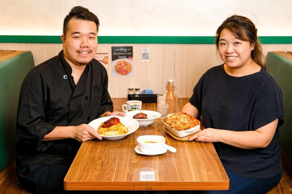 来自香港的姐弟罗炜忻（右）和罗兆轩，一起创业开香港茶餐厅茶记。（餐馆提供）