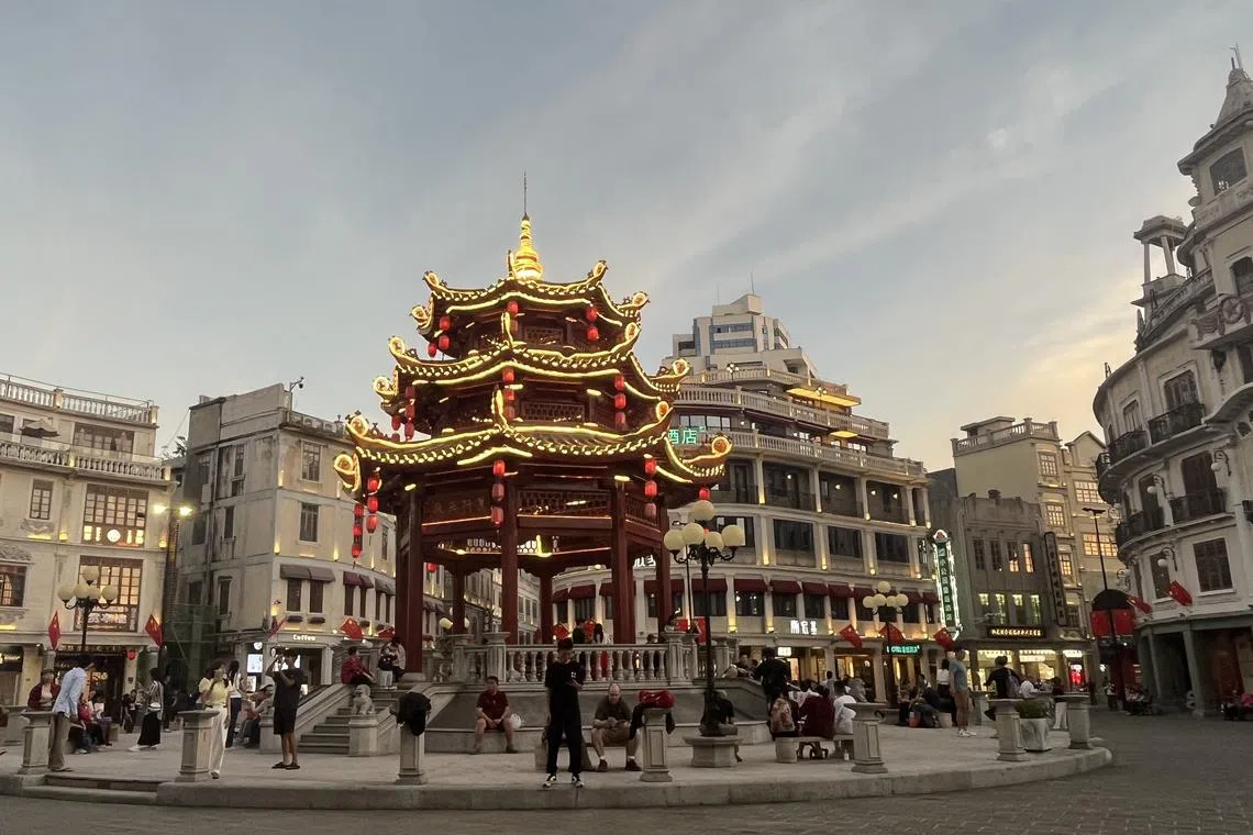 傍晚时分，中山亭和“小公园”商业区的彩灯亮起，勾勒出繁华景象。（曹又方摄）